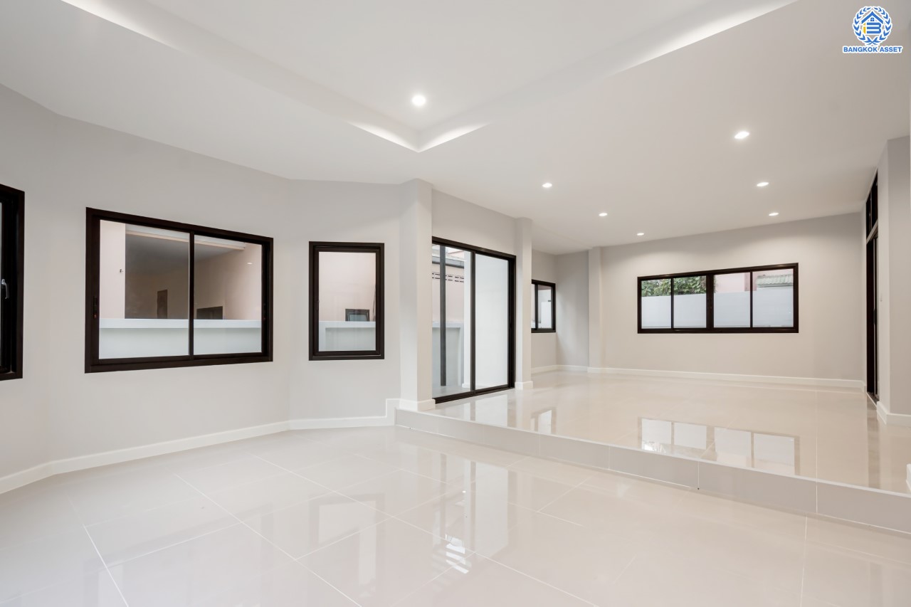 บ้านมือสองตกแต่งใหม่ ม.ปฐวีกาญจน์ ประชาชื่น-แจ้งวัฒนะ ทำเลโซนเมือง ดีไซน์สุด Classic เนื้อที่ 50 ตร.ว. ฟังก์ชัน 3 ห้องนอน 4 ห้องน้ำ ใกล้เซ็นทรัลแจ้งวัฒนะ สนามบินดอนเมือง เดินทางสู่ใจกลางเมืองได้อย่างรวดเร็วด้วย ทางด่วน"บางปะอิน-ปากเกร็ด" และรถไฟฟ้าสายสีชมพู "สถานีศรีรัช"